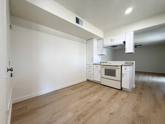 Building Photo - Charming 3-Bedroom Oasis with 2 Full Baths...