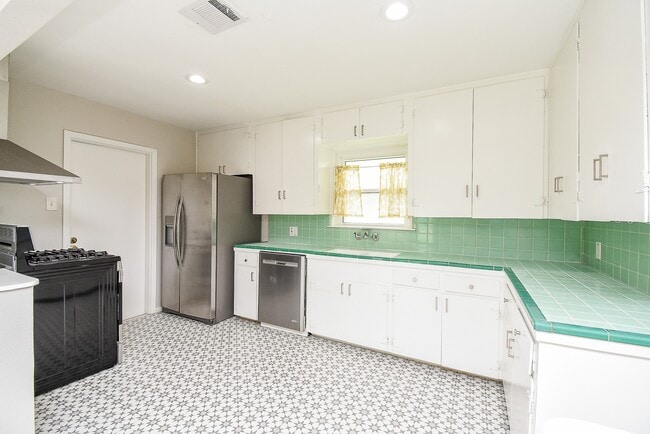 Building Photo - 7901 Ridgeview Dr