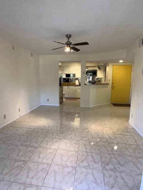 Building Photo - Oaks IV - NN202