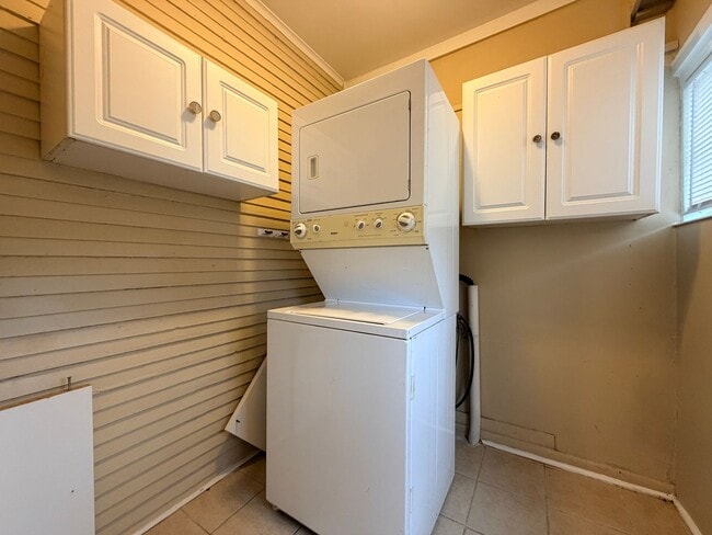 Building Photo - 831 Maury St