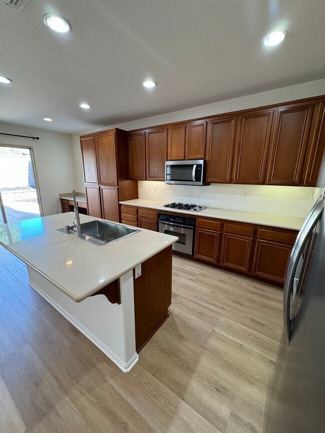 Building Photo - 4 Bedroom + Utility Room / 3.5 Bath Home F...
