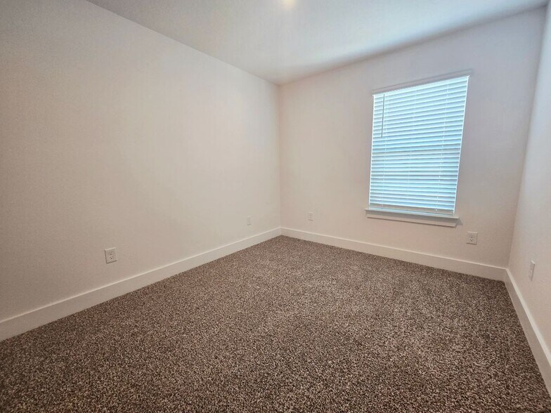 Building Photo - 396 Salt Creek Lane