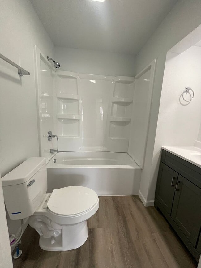 Building Photo - Available Now 2 bedroom 1 bath home