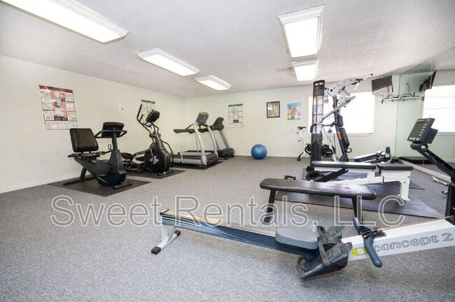 Building Photo - 415 Parkdale Dr