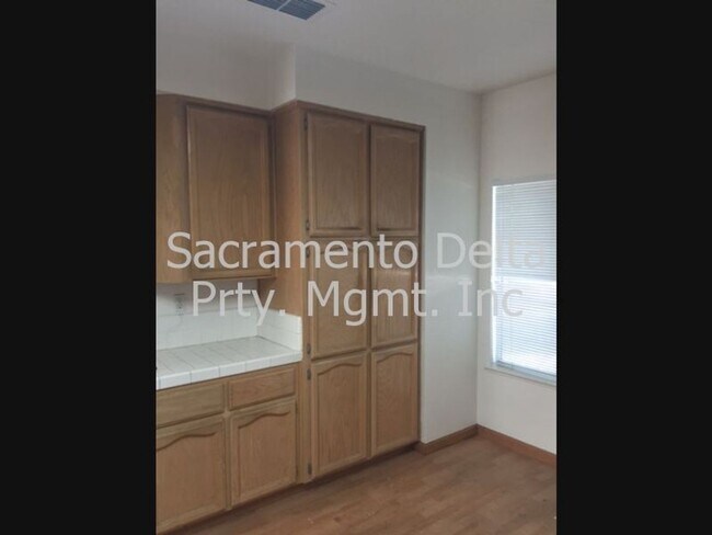 Building Photo - Beautiful Folsom Home in Gated Community