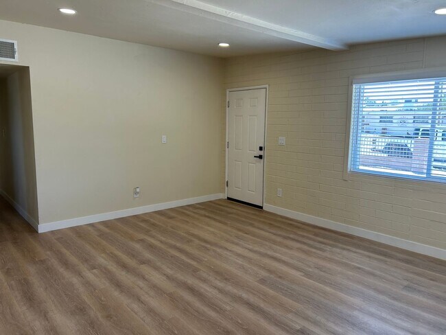 Building Photo - 4 Bedrooms PLUS Pool