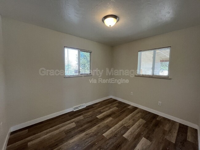 Building Photo - 543 S 1st Way