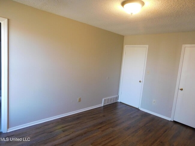 Building Photo - 5820 Briarwood Dr