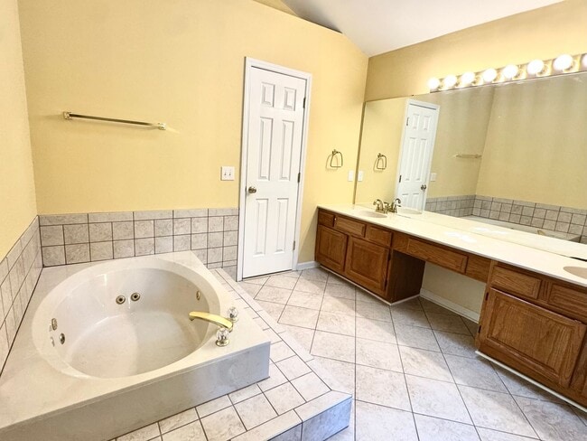Building Photo - 4 Bed | 2.5 Bath House in Chapel Hill
