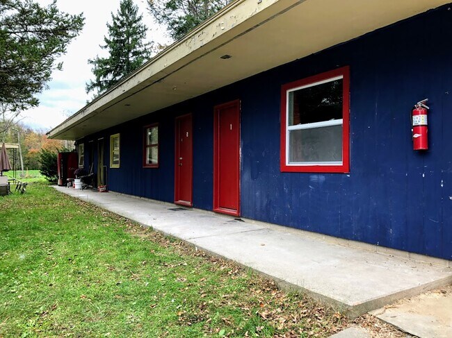 Building Photo - Hideout Rooms