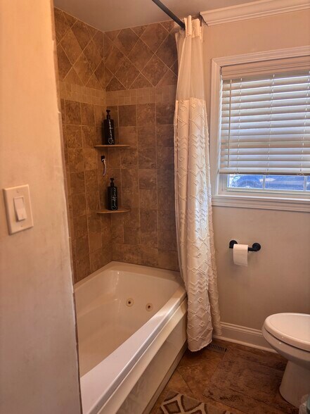 Building Photo - 466 Windsor Dr