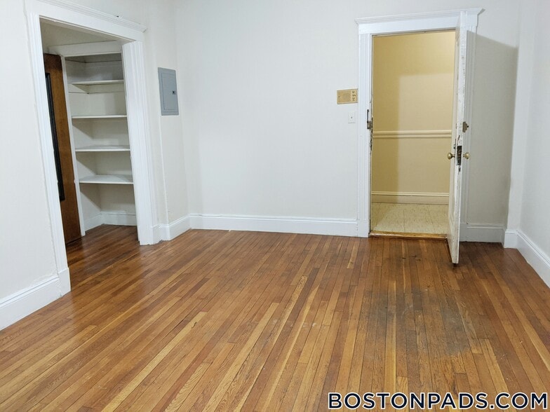 Building Photo - 235 Park Dr