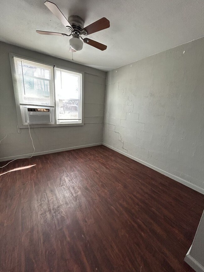 Building Photo - 304 E Park St