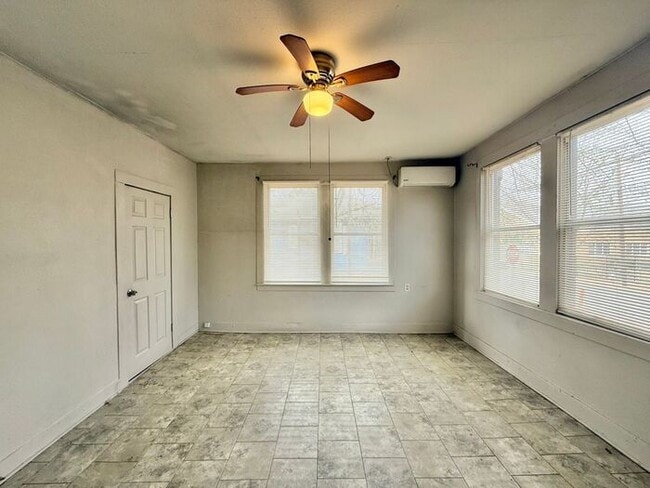 Building Photo - Charming 2-Bedroom 1-Bathroom Unit!