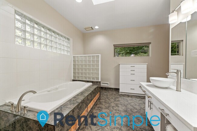 Building Photo - 6502 Lakeview Dr