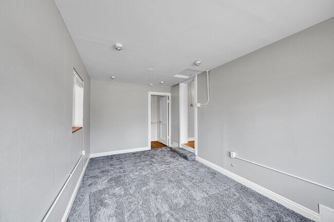 Building Photo - $2,440.95, 3 bed, 1 bath located in Denver with a newly renovated kitchen and In Unit Laundry!