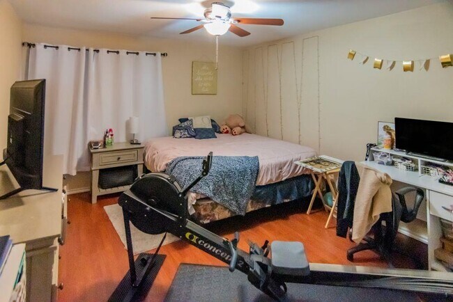 Building Photo - 1117 Del Roy Dr