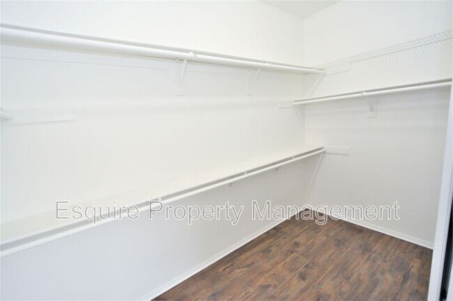 Building Photo - 2861 Golf Villa Way