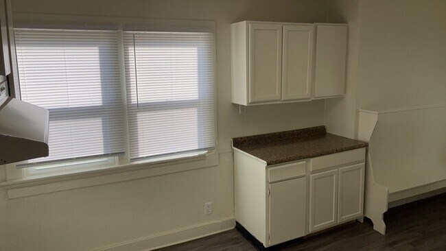Building Photo - 338 Kenwood Ave