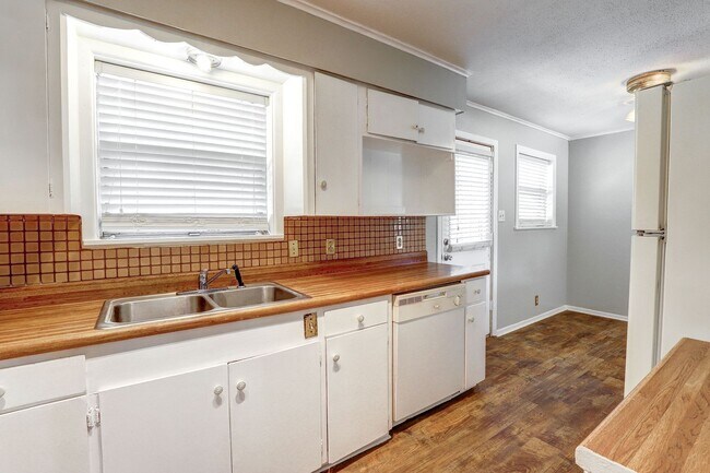 Building Photo - 3 Bedroom 1 Bathroom House in Texarkana, AR