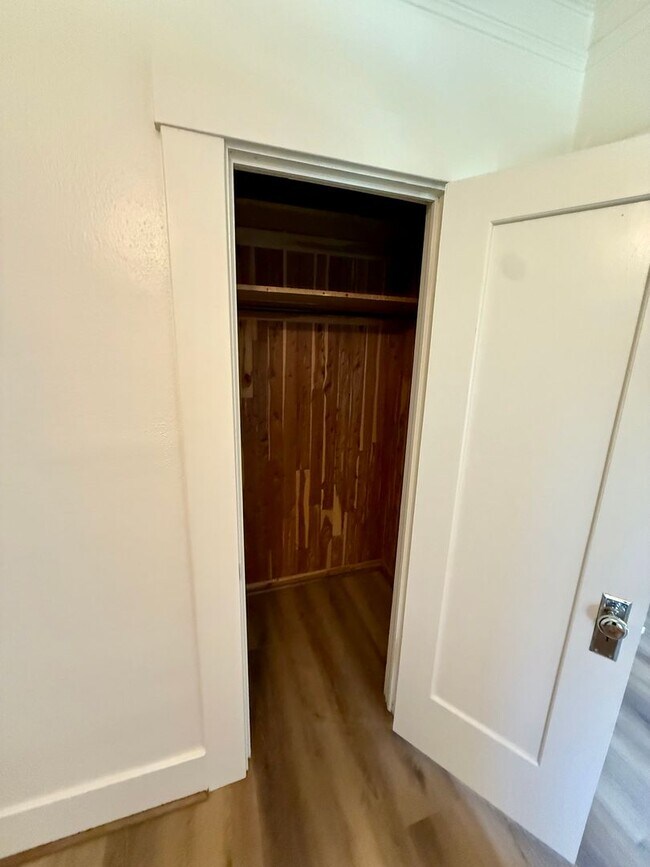 Building Photo - Two bedroom one bath brick charmer!