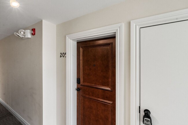 Building Photo - Exquisite Condo in Prime Plymouth Location