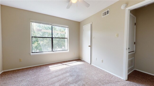 Building Photo - 307 Manuel Dr