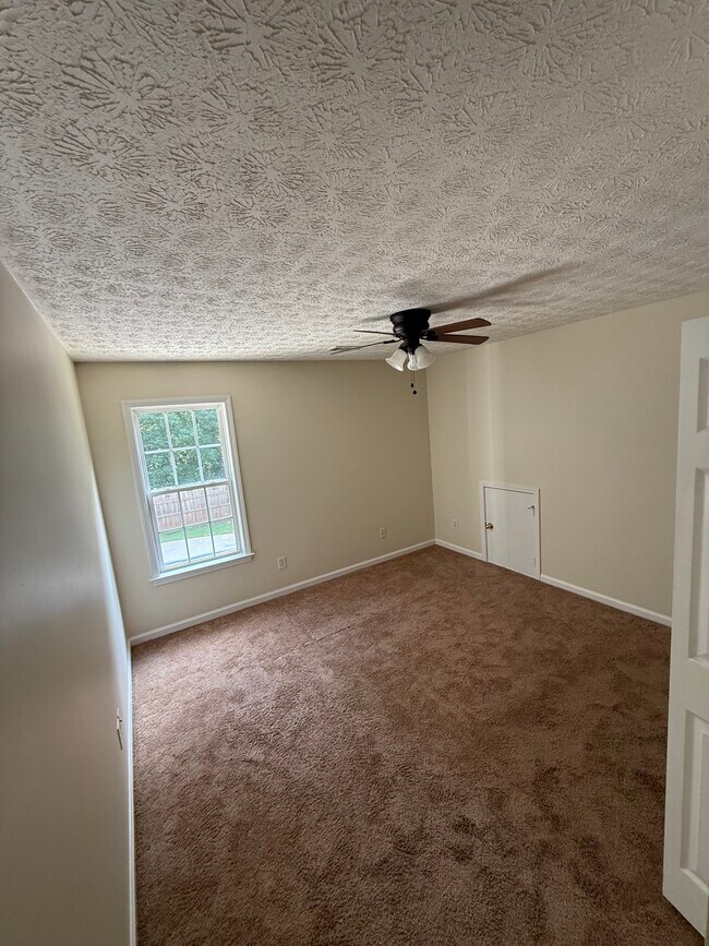 Building Photo - 1105 Huntcrest Ridge