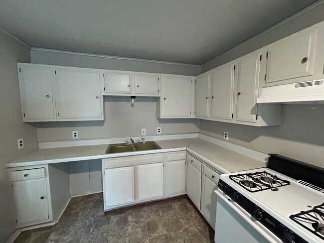 Building Photo - Central Waco Home