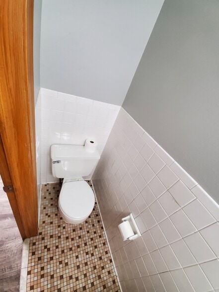 Building Photo - 4000 Cleveland St NE