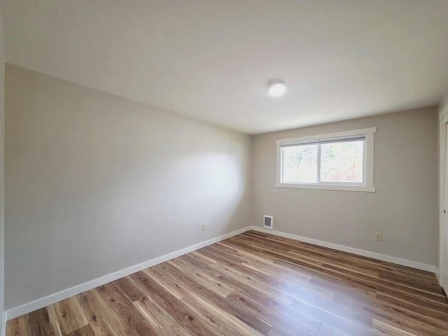 Building Photo - FIRST MONTH FREE** 3BR Duplex That Lives Like a Home | Huge Driveway + Private Yard + Deck