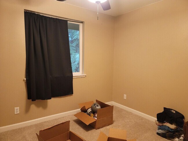 Building Photo - 3 Bedroom Home in convenient Poulsbo location!