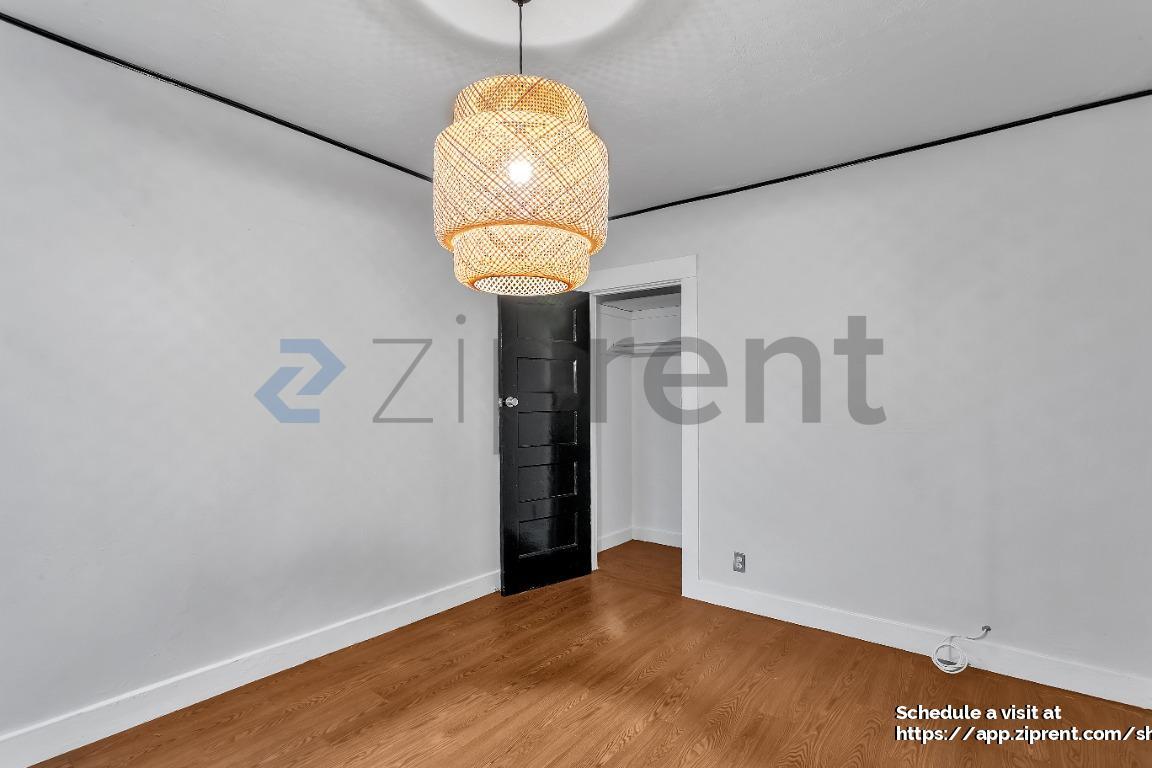 Building Photo - 484 Waller St