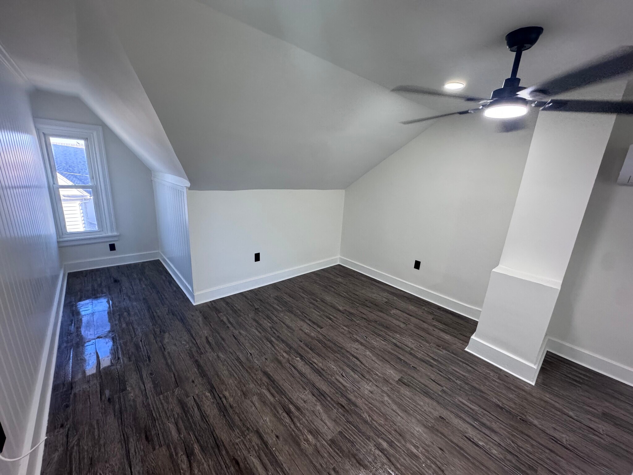 Building Photo - 110 E Locust St