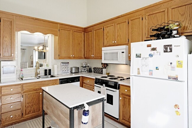 Building Photo - End-Unit Forest Lakes North Townhome