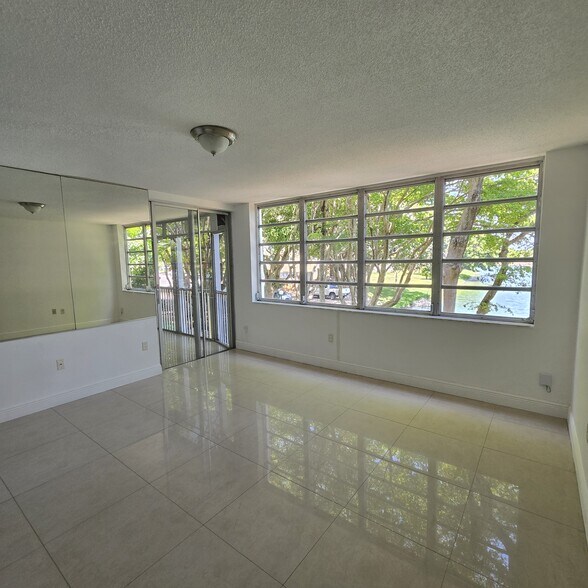 Building Photo - 1670 NE 191st St