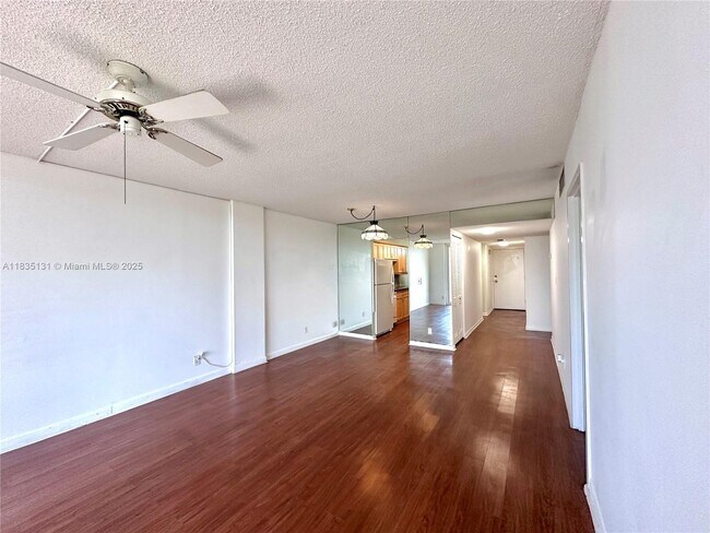 Building Photo - 250 Jacaranda Dr