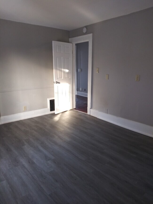 Building Photo - 5 BEDROOM 2 BATHROOM HOUSE