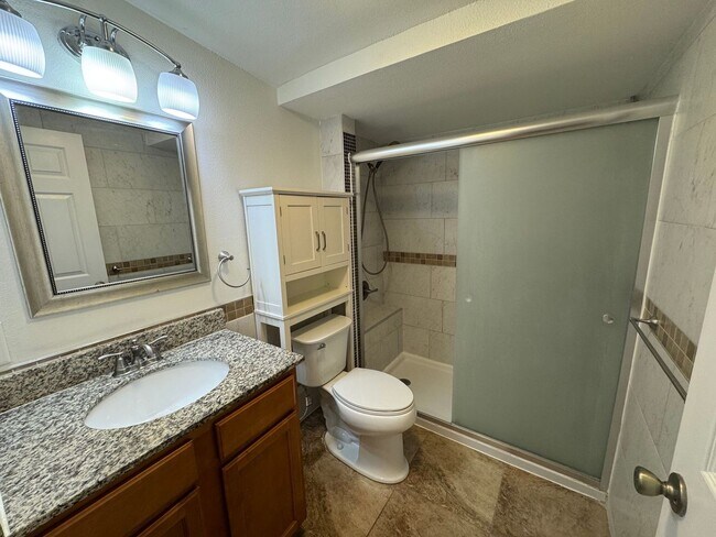 Building Photo - Pensacola - North Hill - 2 bed, 2 bath