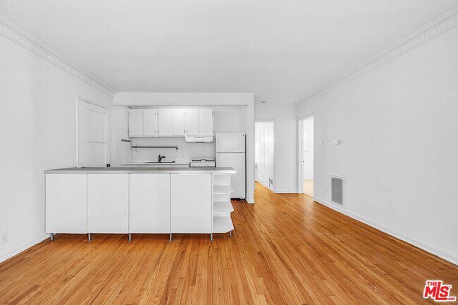 Primary Photo - 1132-1132 Larrabee St