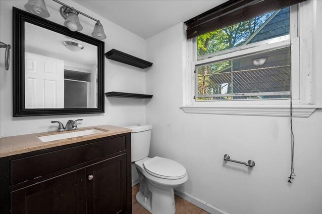 Building Photo - Ranch-style residence offers 3 bedrooms an...