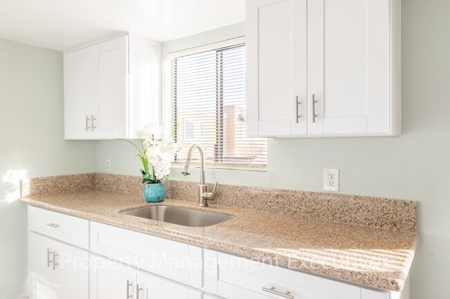 Building Photo - Remodeled 3 Bedroom, 1 Bath Duplex with Ga...