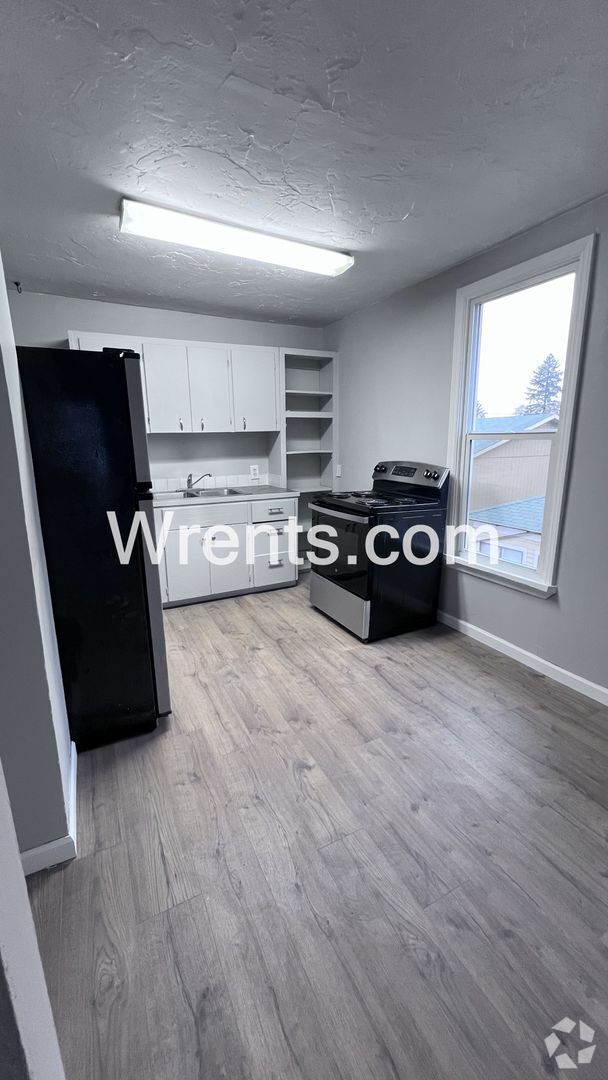 Building Photo - 1bed 1bath upper unit in North Central