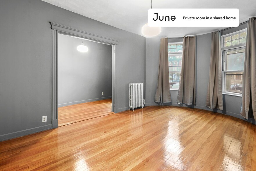 Building Photo - Private bedroom in 3 bed/1 bath Home