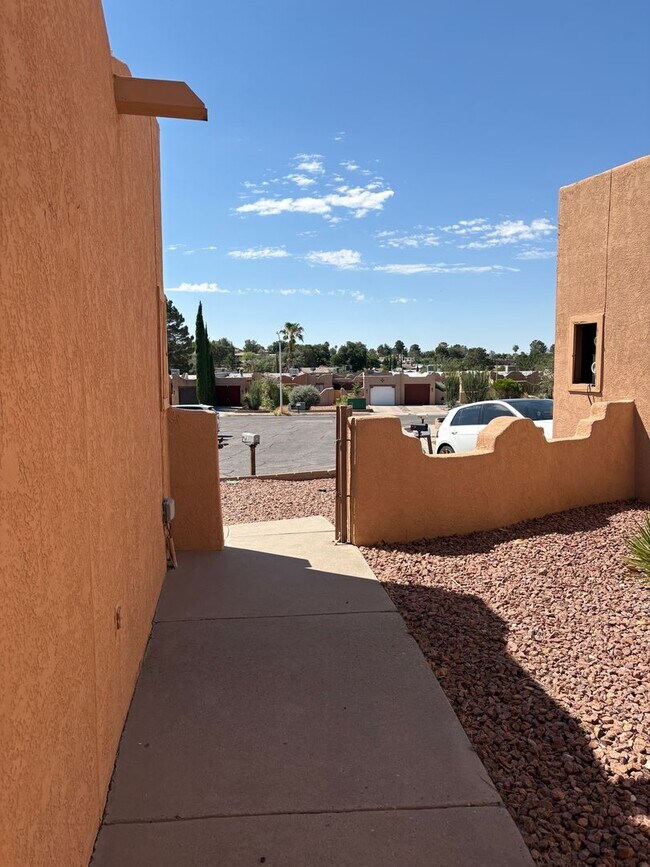Building Photo - 3109 Las Placitas Rd