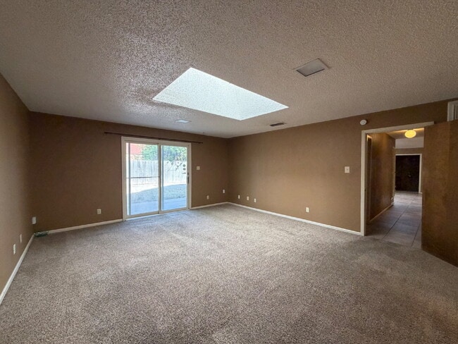 Building Photo - Large 2 bed 2 bath with a study and 2 car garage