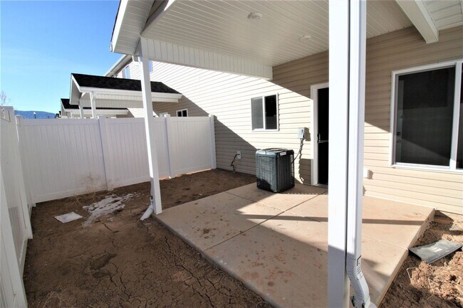 Building Photo - Brand New 3 bedroom Townhome In Cedar City...