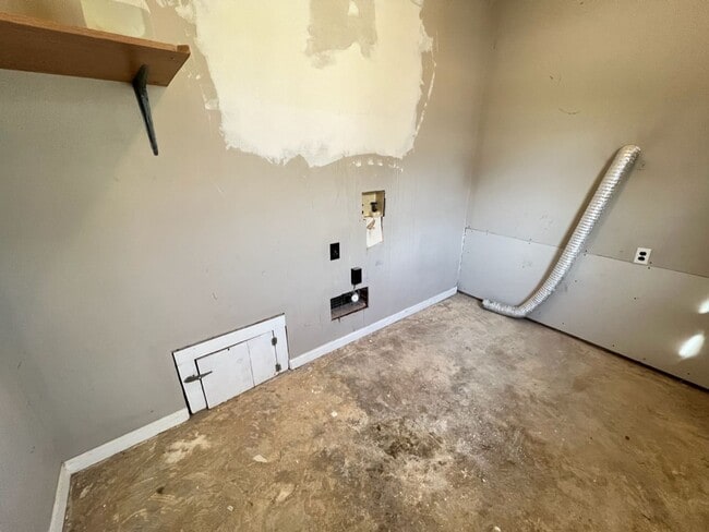 Building Photo - Freshly Remodeled 3 Bedroom Home Near Down...