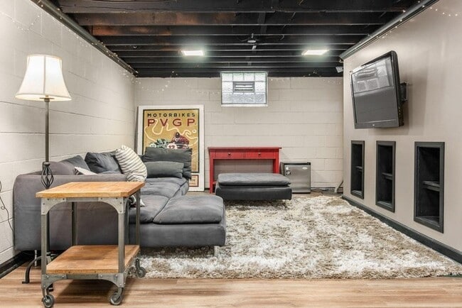 Building Photo - Spacious 4BR Home with Finished Lower Level & Fenced Yard in Upper Arlington