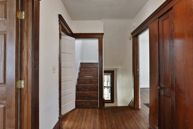 Building Photo - 117 E Lane Ave